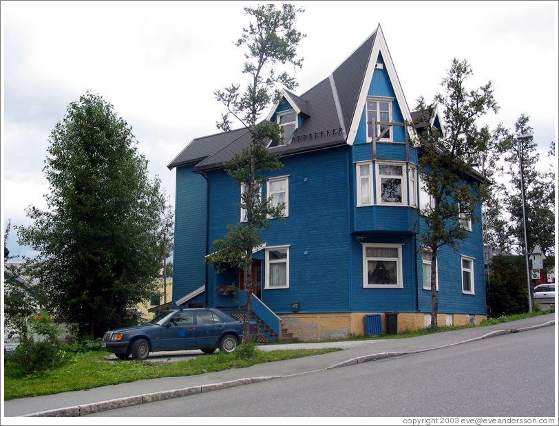 Blue house. (Photo ID 10395-tromsosl)